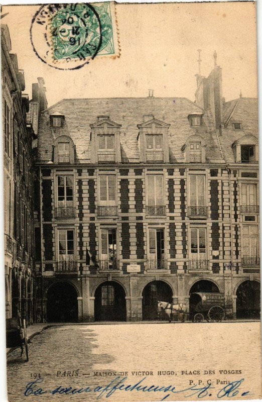 Carte postale ancienne Paris 4e Place des Vosges. Maison de Victor Hugo à Paris 4e