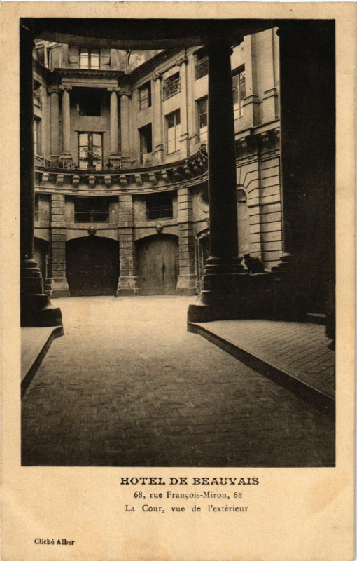 Carte postale ancienne Paris 4e Rue Francois Miron. Hotel de Beauvais la cour à Paris 4e