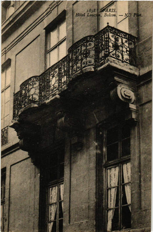 Carte postale ancienne Paris 4e Hotel Lauzun. Balcon à Paris 4e