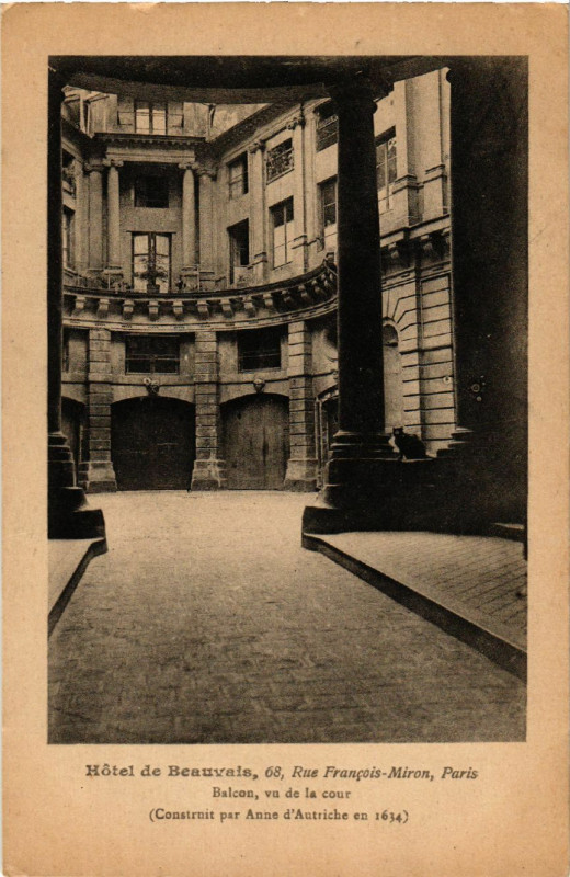 Carte postale ancienne Paris 4e Rue Francois Miron. Hotel de Beauvais la cour à Paris 4e
