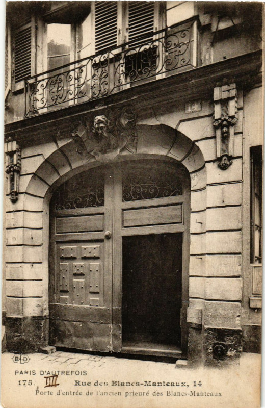 Carte postale ancienne Paris 4e Rue des Blancs Manteaux. Porte d'Entrée l'ancienprieuré à Paris 4e