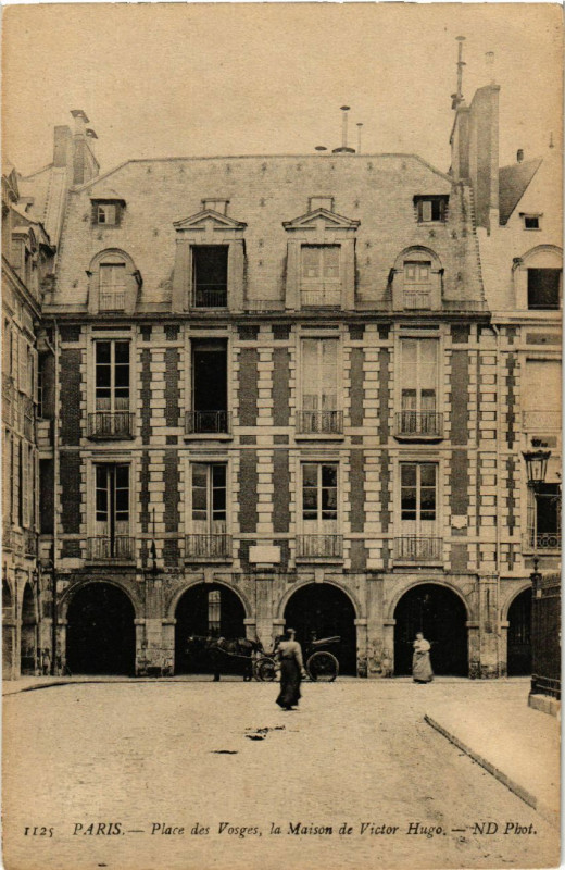 Carte postale ancienne Paris 4e Place des Vosges. La Maison de Victor Hugo à Paris 4e