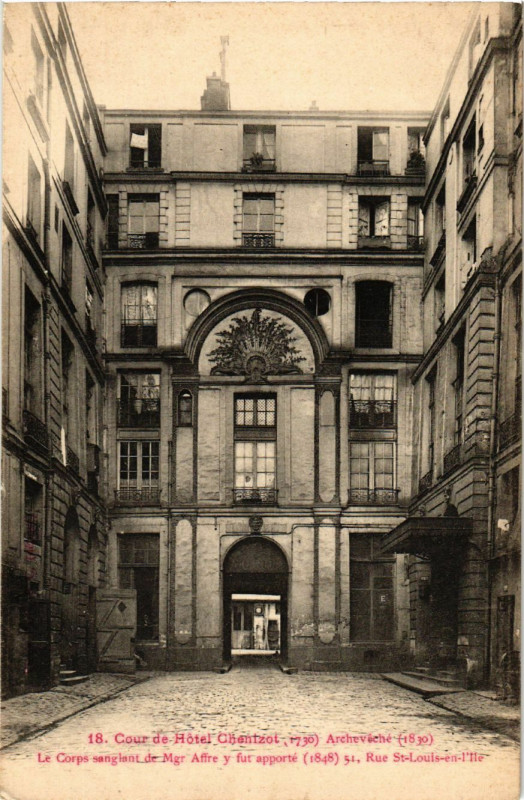 Carte postale ancienne Paris 4e Rue St. Louis en Ile. Cour de l'Hotel Chenizot à Paris 4e