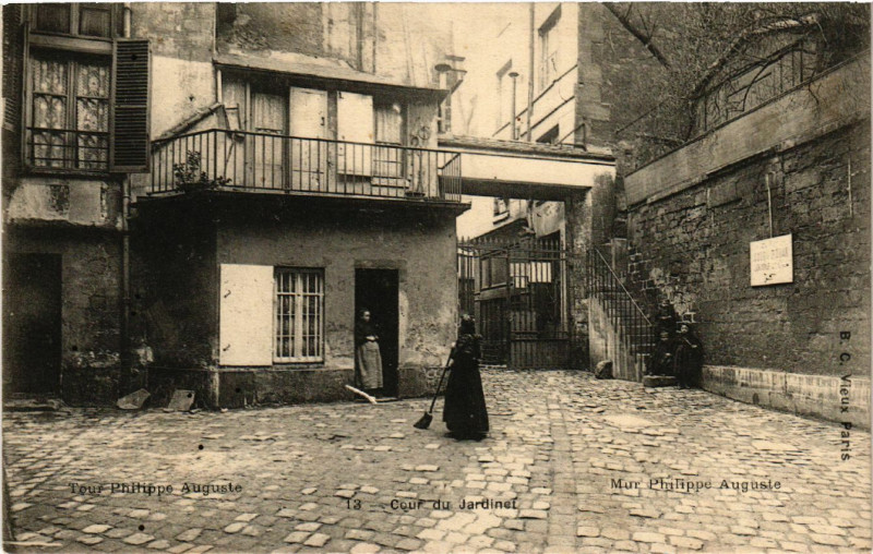 Carte postale ancienne Vieux Paris 4e Tour Philippe Auguste. Cour du Jardinet à Paris 4e