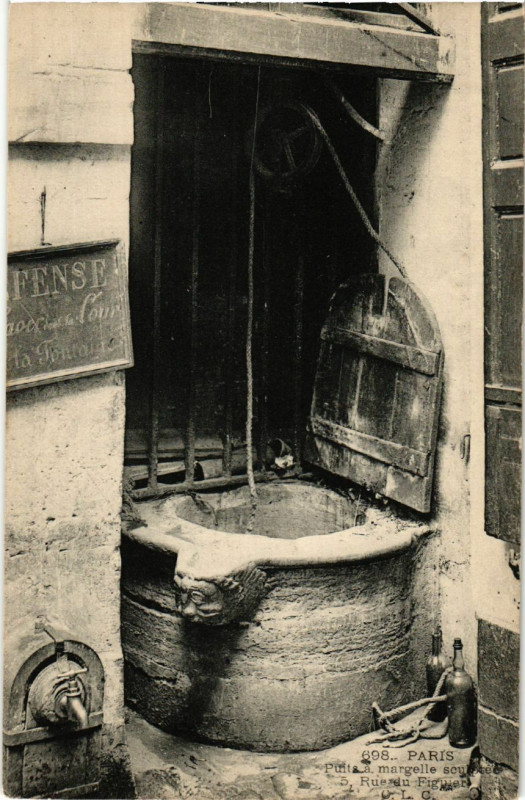 Carte postale ancienne Paris 4e Rue du Figuier. Puits a margelle sculptée à Paris 4e