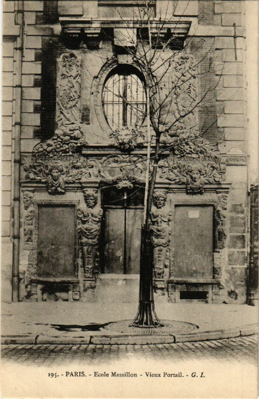 Carte postale ancienne Paris 4e Ecole Massillon. Vieux Portail à Paris 4e