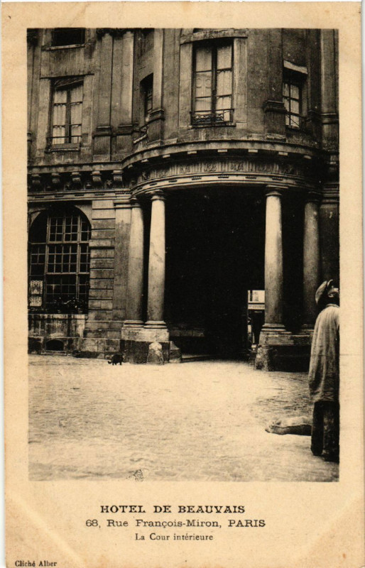 Carte postale ancienne Paris 4e Rue Francois Miron. Hotel de Beauvais la cour à Paris 4e