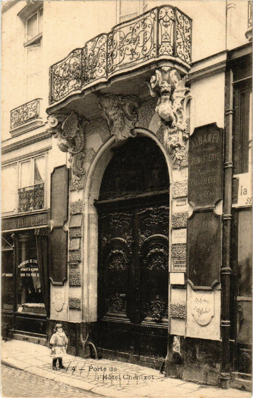 Carte postale ancienne Paris 4e Porte de l'Hotel Chenizol à Paris 4e