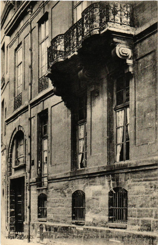 Carte postale ancienne Paris 4e Hotel Lauzun. Porte d'Entrée et Balcon à Paris 4e