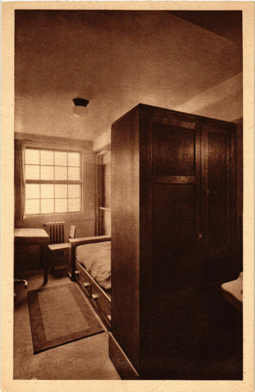 Carte postale ancienne Paris 4e Ecole Massillon. Chambre individuelle à Paris 4e