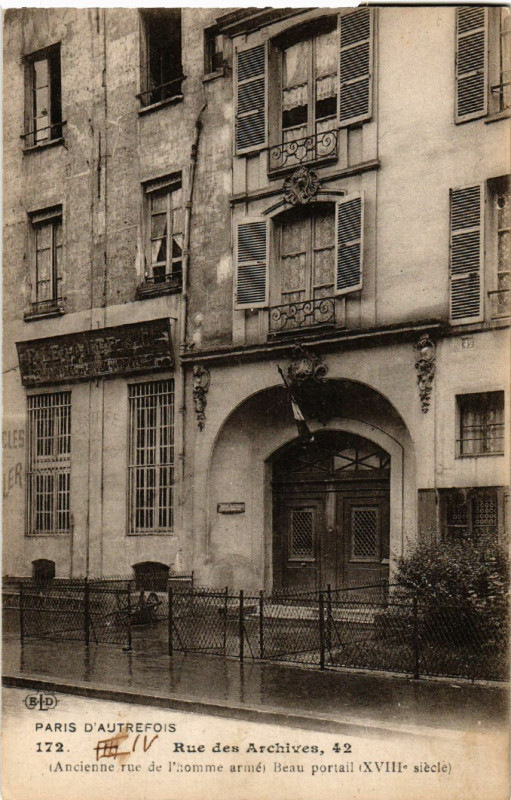 Carte postale ancienne D'autrefois 4e 42 rue des Archives. Beau portail à Paris 3e