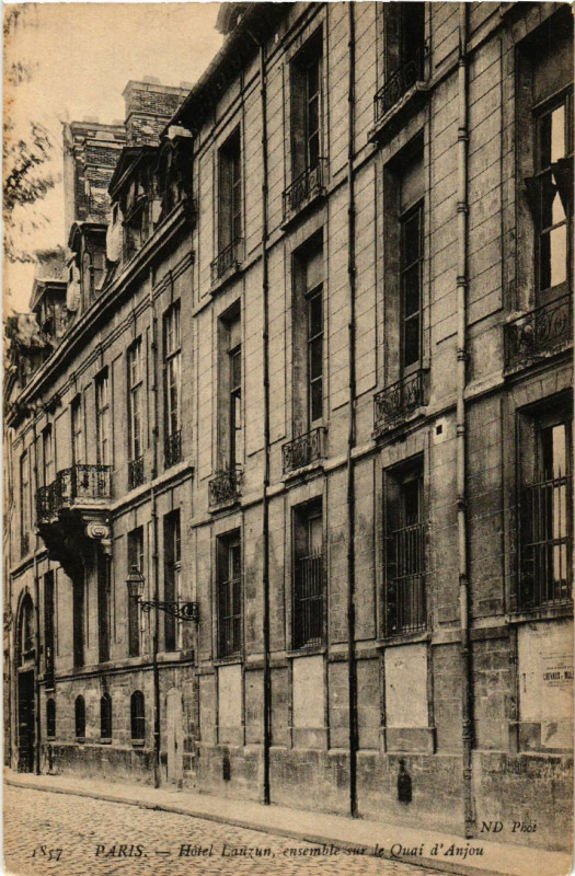 Carte postale ancienne Paris 4e Hotel Lauzun. ensemble sur la Quai d'Anjou à Paris 4e