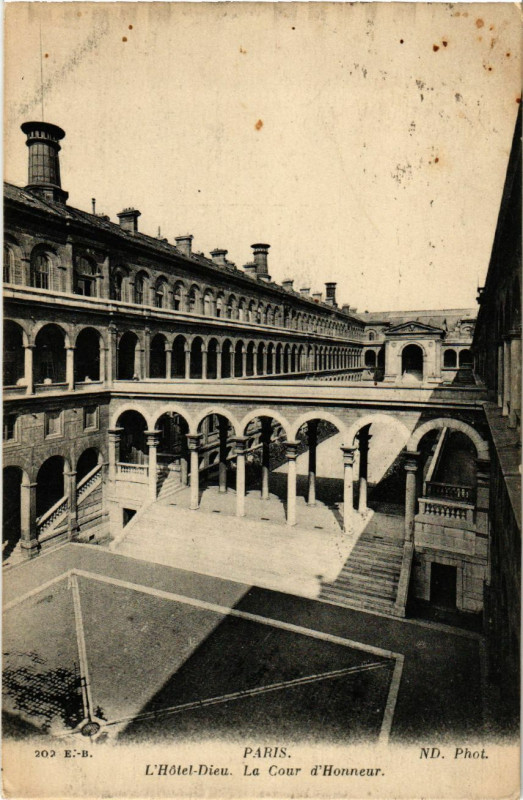 Carte postale ancienne Paris 4e l'Hotel Dieu. La Cour d'honneur à Paris 4e