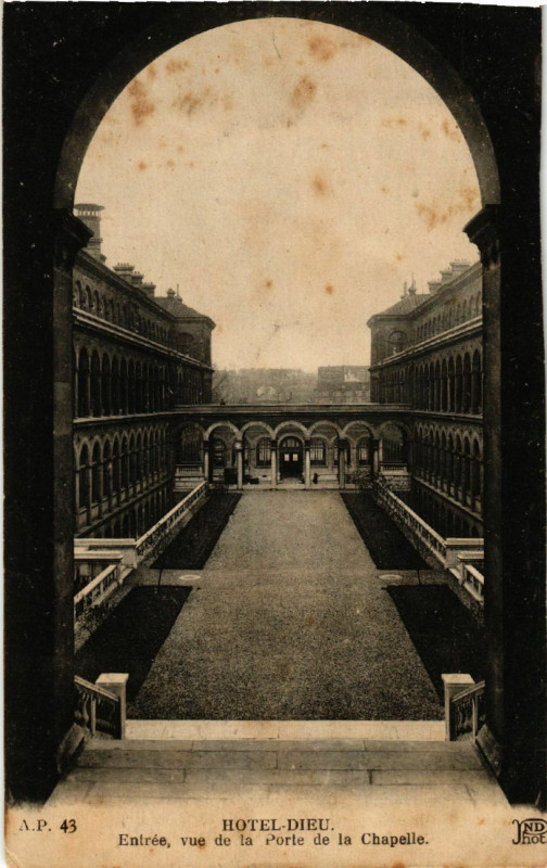 Carte postale ancienne Paris 4e l'Hotel Dieu. Entrée, vue de la Porte de la Chapelle à Paris 4e