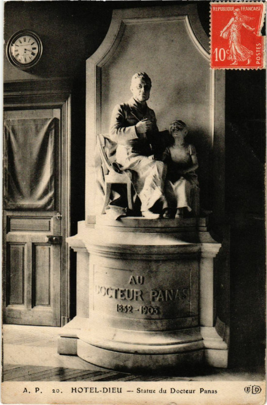 Carte postale ancienne Paris 4e l'Hotel Dieu. Statue du Docteur Panas à Paris 4e