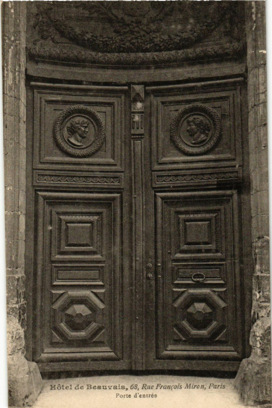 Carte postale ancienne Paris 4e Rue Francois Miron. Hotel Beauvais. Porte d'entrée à Paris 4e