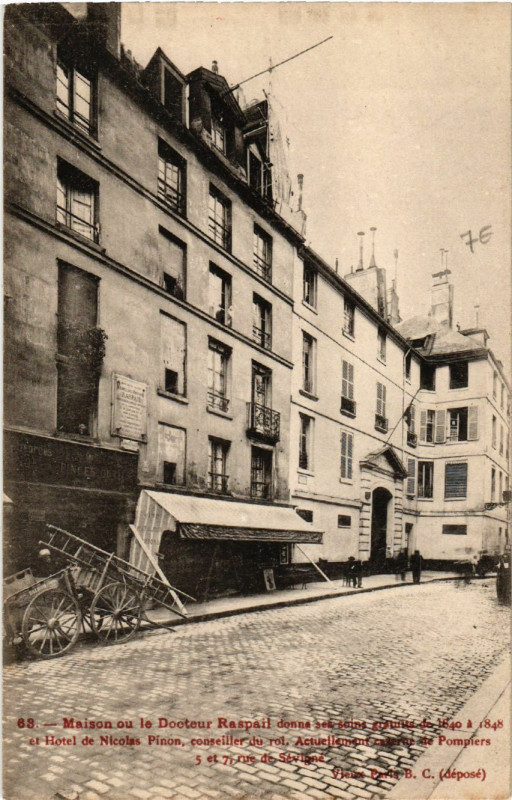 Carte postale ancienne Vieux Paris 4e 5 et 7 rue de Sevigne. Maison, Docteur Raspail à Paris 4e