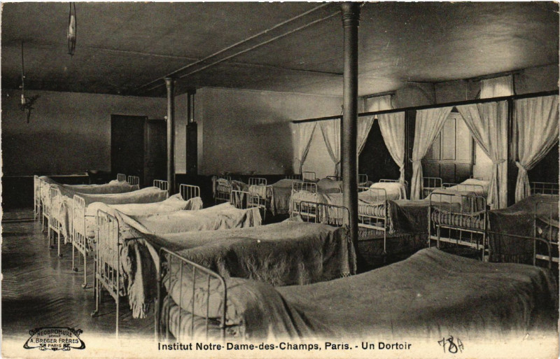Carte postale ancienne Paris 4e Institut N. D. - des-Champs. Un Dortoir à Paris 4e