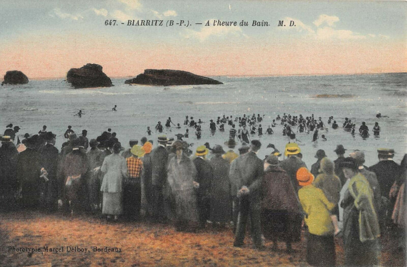 Carte postale ancienne Biarritz A L'Heure Du Bain à Biarritz