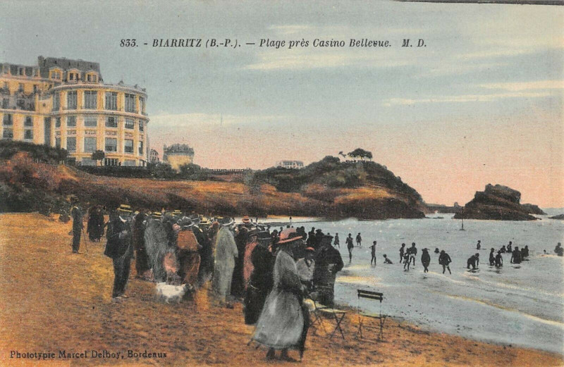 Carte postale ancienne Biarritz Plage Pres Casino Bellevue à Biarritz