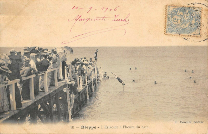 Carte postale ancienne Dieppe Estacade A L'Heure Du Bain à Dieppe