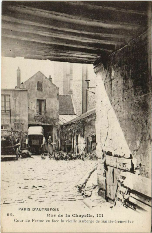 Carte postale ancienne Cour de ferme en face de la vieille Auberge de Sainte-Geneviève à Paris 18e