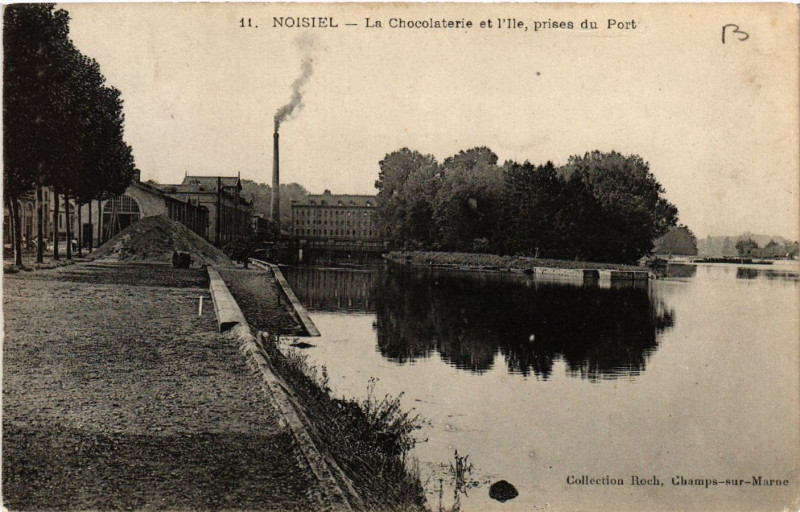 Carte postale ancienne La Chocolaterie et l'Ile, prises du Port à Noisiel