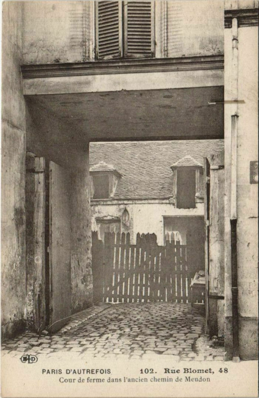 Carte postale ancienne Rue Blomet - Cour de ferme dans l'ancien chemin de Meudon à Paris 15e