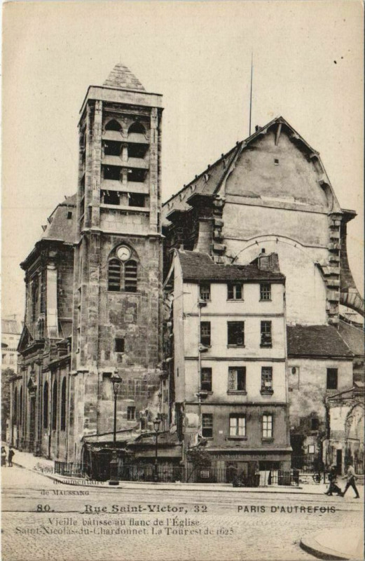 Carte postale ancienne Vieille bâtisse au flanc de l'Eglise Saint-Nicolas-du-Chardonnet à Paris 5e