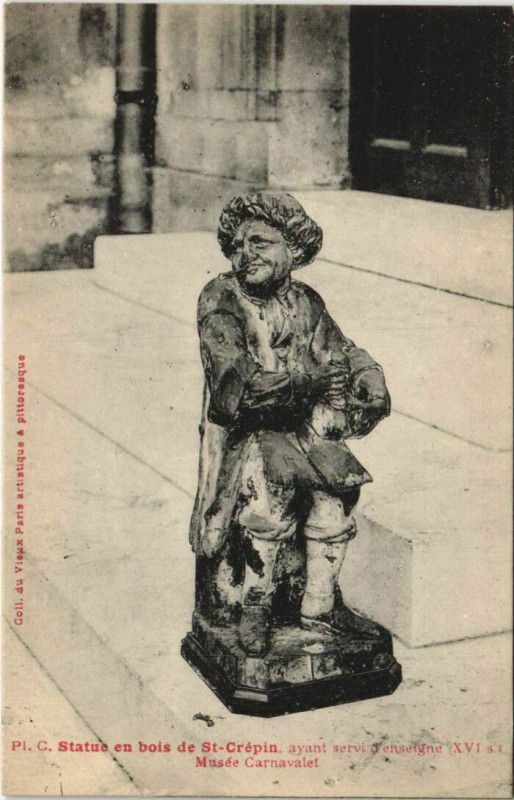 Carte postale ancienne Paris 5e Musée Carnavalet Statue en bois à Paris 5e