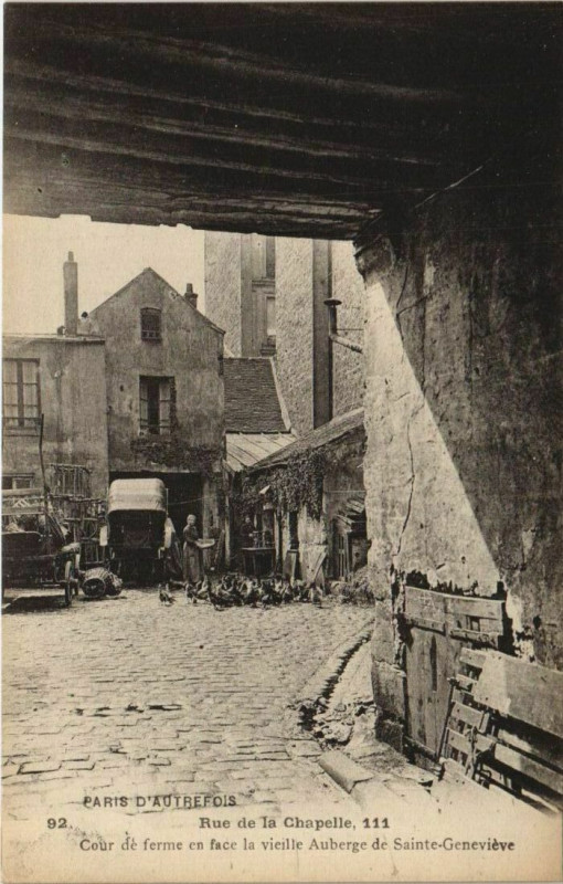 Carte postale ancienne Cour de ferme en face de la vieille Auberge de Sainte-Geneviève à Paris 18e