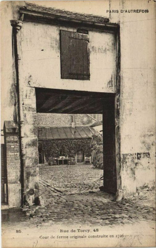 Carte postale ancienne Rue de Torcy, 48 - Cour de Ferme à Paris 18e
