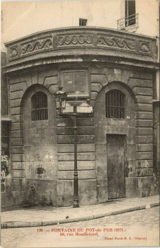 Carte postale ancienne Paris 5e 60, rue Mouffetard Fontaine du Pot-de-Fer à Paris 5e