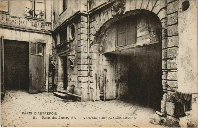 Carte postale ancienne Paris 1e 25, Rue du Jour Cure de Saint-Eustache à Paris 1er