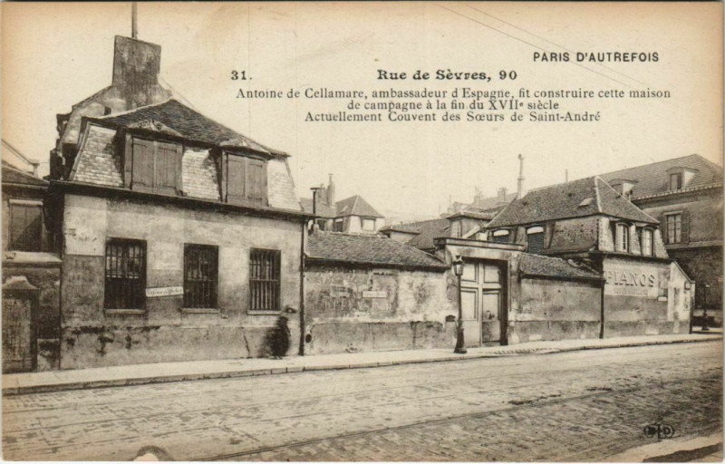 Carte postale ancienne Rue de Sèvres à Paris 7e