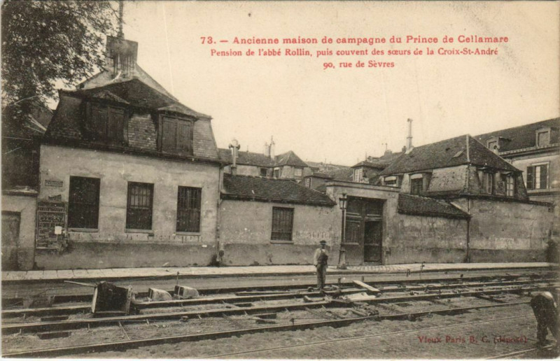 Carte postale ancienne Rue de Sèvres - Ancienne maison de campagne du Prince de Cellamare  Pension de l'abbé Rollin, puis couvent des soeurs de la Croix-Saint-André à Paris 7e