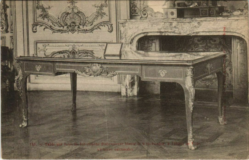 Carte postale ancienne Paris 4e Hotel de Ville table à Paris 4e