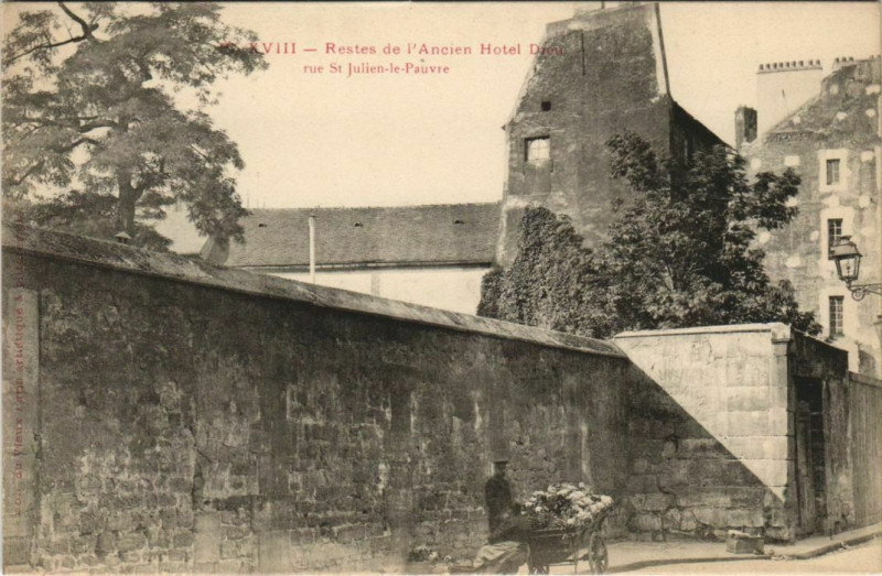 Carte postale ancienne Paris 5e Rue Saint-Julien-le-Pauvre Ancien Hotel Dieu à Paris 5e