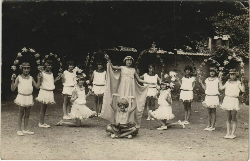 Carte postale ancienne Carte photo Champagne-Sur-Seine enfants en costume à Champagne-sur-Seine