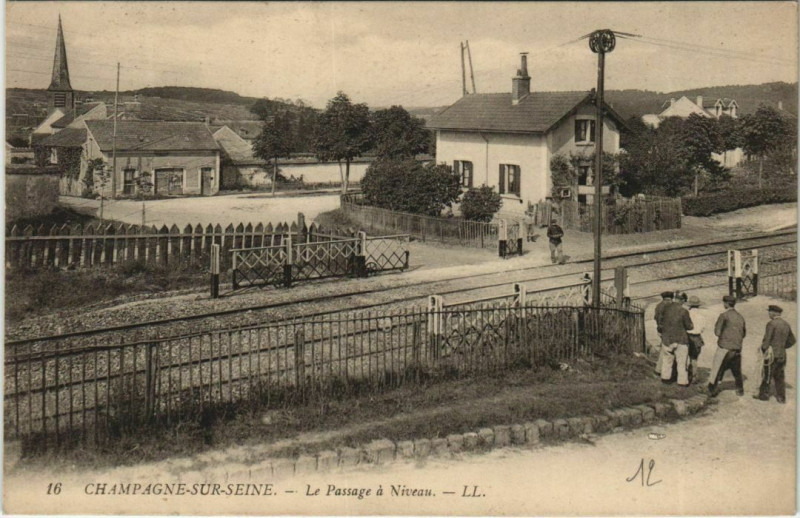 Carte postale ancienne Champagne-Sur-Seine Passage a niveau à Champagne-sur-Seine