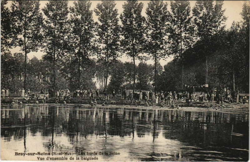 Carte postale ancienne Bray-Sur-Seine Bords de la Seine baignade à Bray-sur-Seine