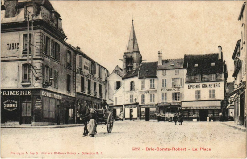 Carte postale ancienne Brie-Comte-Robert La Place à Brie-Comte-Robert