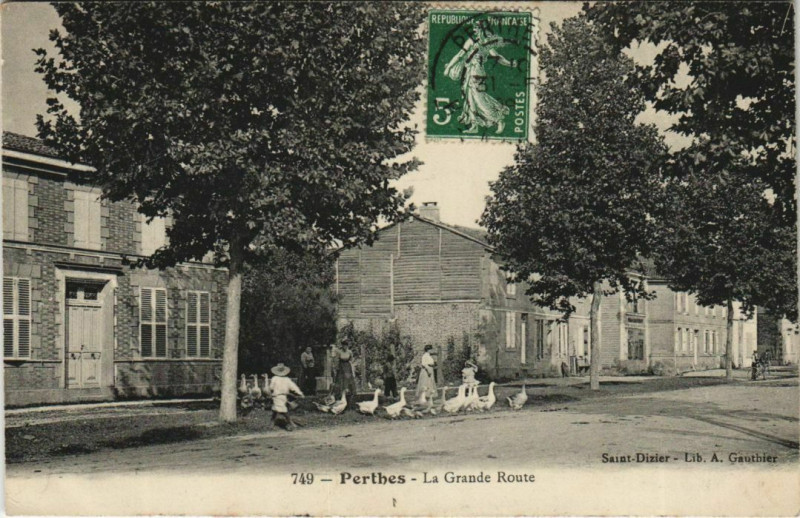 Carte postale ancienne Perthes La grande route à Perthes