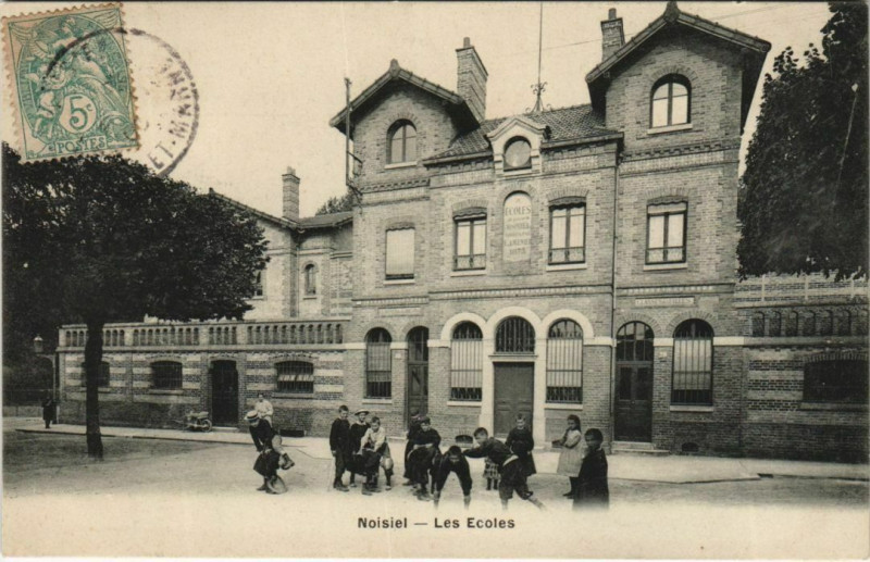 Carte postale ancienne Les Ecoles à Noisiel