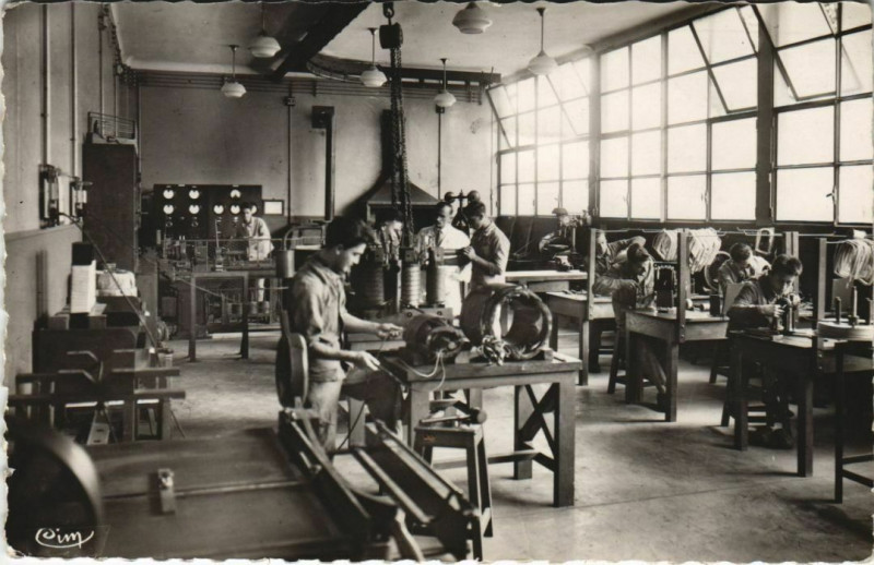Carte postale ancienne Gurcy-Le-Chatel Ecole professionelle d'Electriciens Atelier