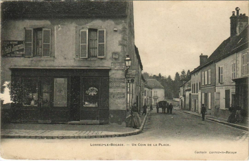 Carte postale ancienne Lorrez-Le-Bocage Un coin de la Place