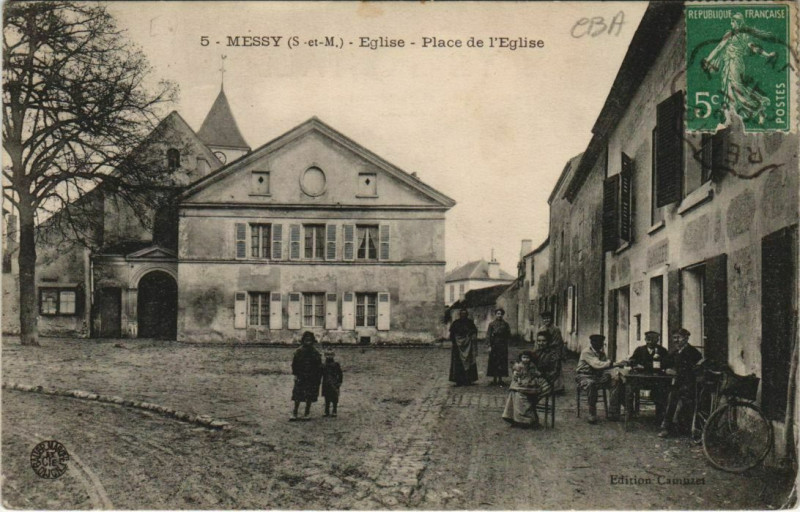 Carte postale ancienne Messy Eglise place de l'Eglise à Messy