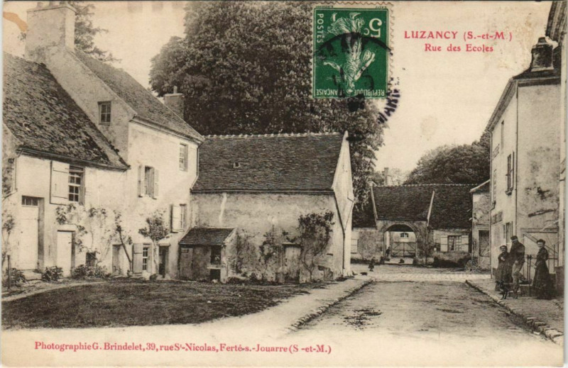 Carte postale ancienne Luzancy Rue des Ecoles à Luzancy