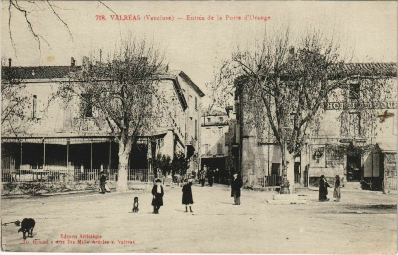 Carte postale ancienne Valreas Entrée de la Porte d'Orange à Orange