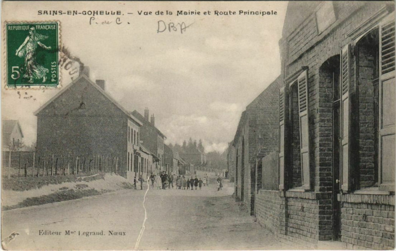 Carte postale ancienne Sains-En-Gohelle Vue de la mairie et route Principale à Sains-en-Gohelle